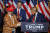 벽돌 무늬 정장을 입어 '브릭맨'으로 불리며 유명세를 탄 블레이크 마넬(오른쪽)이 1월 15일 아이오와 코커스에서 트럼프 전 대통령과 악수하고 있다. 로이터=연합뉴스