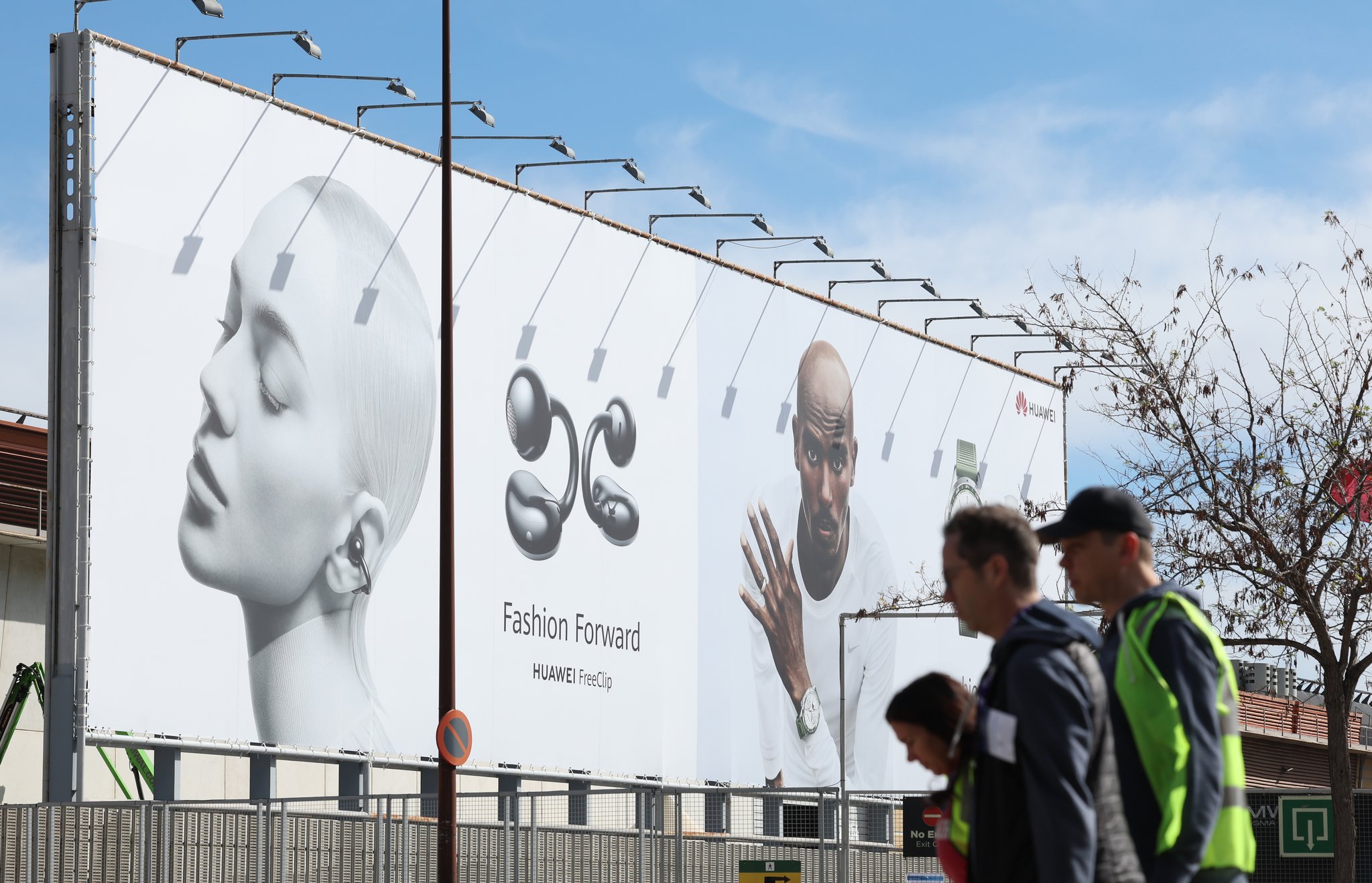 24일 오후(현지시간) 스페인 바르셀로나 피라 그란 비아 전시장에 화웨이 무선 이어폰 프리클립의 광고가 걸려있다. 뉴스1