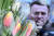 23일(현지시간) 독일 프랑크푸르트암마인에 있는 옛 러시아 영사관 앞에 나발니를 추모하는 초상화와 꽃이 놓여 있다. AFP=연합뉴스 