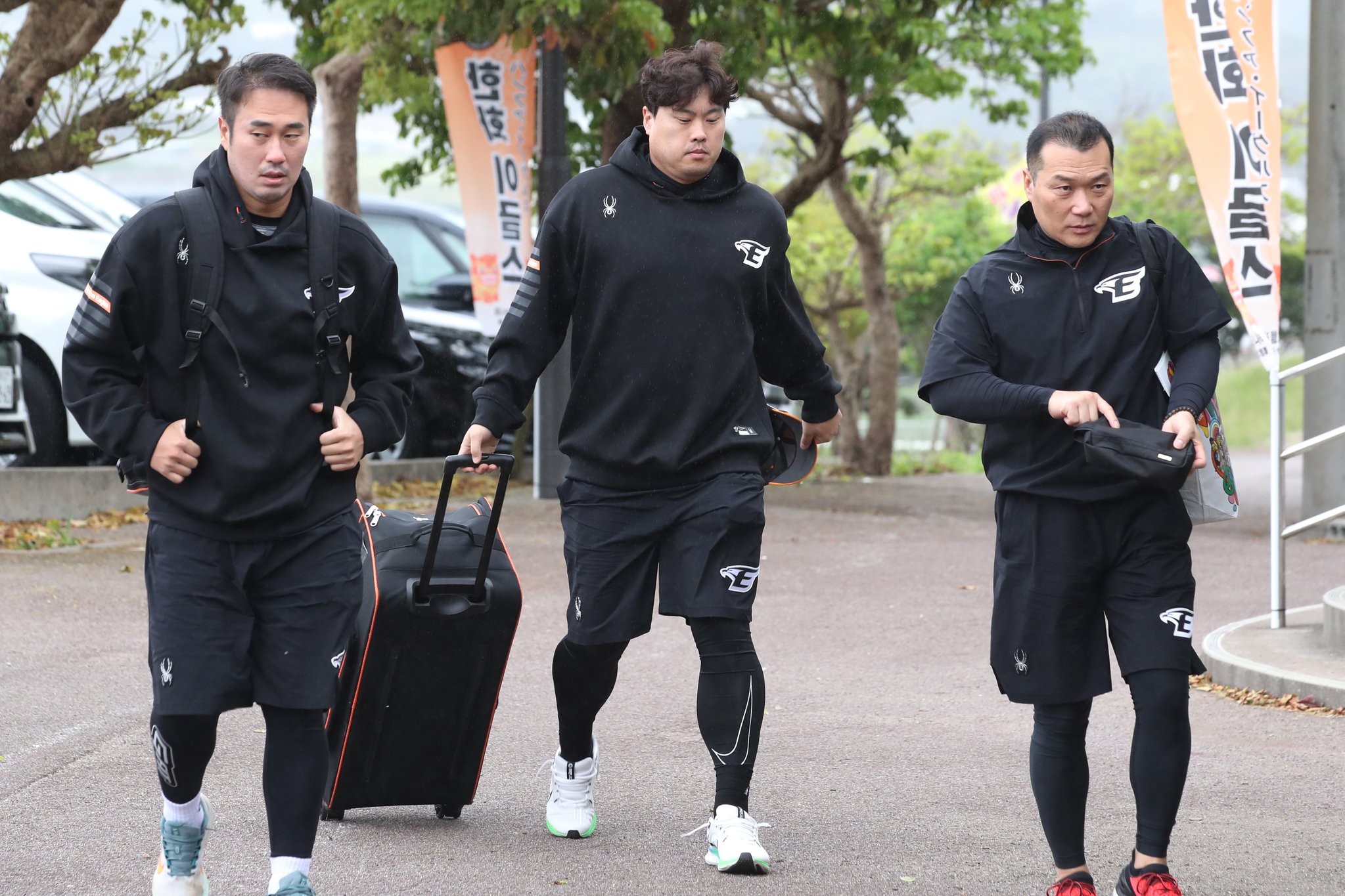 류현진(가운데)가 25일 오전 일본 오키나와 고친다 구장에서 열린 한화 이글스 2차 스프링캠프 훈련에 참석하기 위해 동료 선수들과 구장으로 향하고 있다. 뉴스1