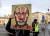 2월 24일 몰도바에서 러시아의 우크라이나 침공 2주년과 관련해 시위가 벌어진 가운데, 러시아 대사관 앞에서 한 시위자가 블라디미르 푸틴 러시아 대통령을 살인자로 묘사한 플래카드를 들고 있다. EPA=연합뉴스