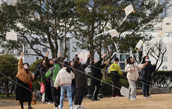 25일 부산 동래읍성지 북문 광장에서 초등부 학생들이 손수 만든 연을 부모들이 날려주고 있다. 송봉근 기자