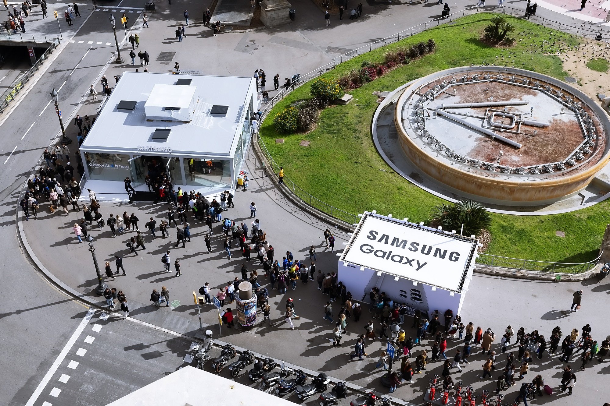 스페인 바르셀로나 카탈루냐 광장에 마련된 삼성전자의 갤럭시S24 체험관 '갤럭시 익스피리언스 스페이스'에서 관람객들이 입장을 기다리며 줄 서 있다. 사진 삼성전자