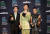 25일(현지시간) 미국 캘리포니아 산타 모니카에서 열린 제39회 영화 인디펜던트 스피릿 어워드에서 스티븐 연, 이성진, 알리 웡이 상을 받고 포즈를 취하고 있다. 로이터=연합뉴스
