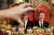 블라디미르 푸틴 러시아 대통령과 시진핑 중국 국가주석의 초상화가 그려진 러시아 전통 인형 마트료시카가 러시아 모스크바 시내 선물가게에 진열돼 있는 모습. EPA=연합뉴스
