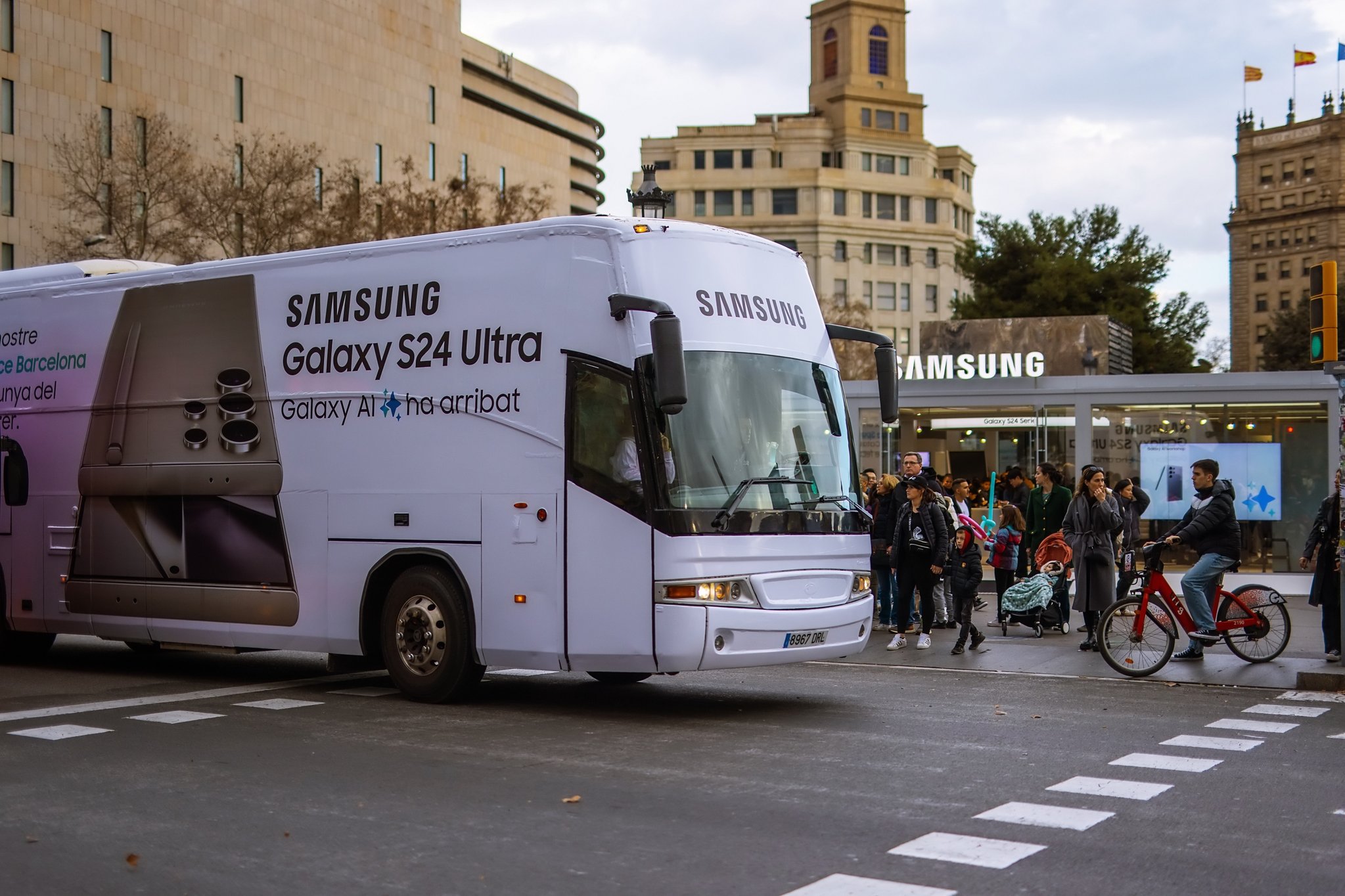 '모바일 월드 콩그레스(MWC) 2024'가 열리는 스페인 바르셀로나 시내를 누비고 있는 삼성전자 갤럭시 S24 시리즈가 랩핑 버스. 사진 삼성전자
