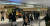 인천 미추홀구에 위치한 롯데백화점 인천점은 지난해 12월 식품관을 리뉴얼 했다. 고객들이 지하 1층 식품관을 둘러보고 있다. 사진 롯데쇼핑