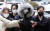 만취 상태로 운전하다 오토바이를 치어 운전자를 숨지게 한 20대 여성 안모씨가 지난 5일 오후 서울 서초구 서울중앙지법에서 열린 구속 전 피의자 심문(영장실질심사)에 출석하고 있다. 뉴스1