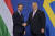 울프 크리스테르손 스웨덴 총리(왼쪽)가 23일(현지시간) 헝가리 부다페스트를 방문해 오르반 빅토르 헝가리 총리와 회동 뒤 악수하고 있다. AP=연합뉴스