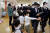 지난해 3월 히노학교 졸업식에서 9학년 학생들이 1~2학년들의 머리를 쓰다듬으며 작별 인사를 하는 모습. 사진 시나가와구 홈페이지