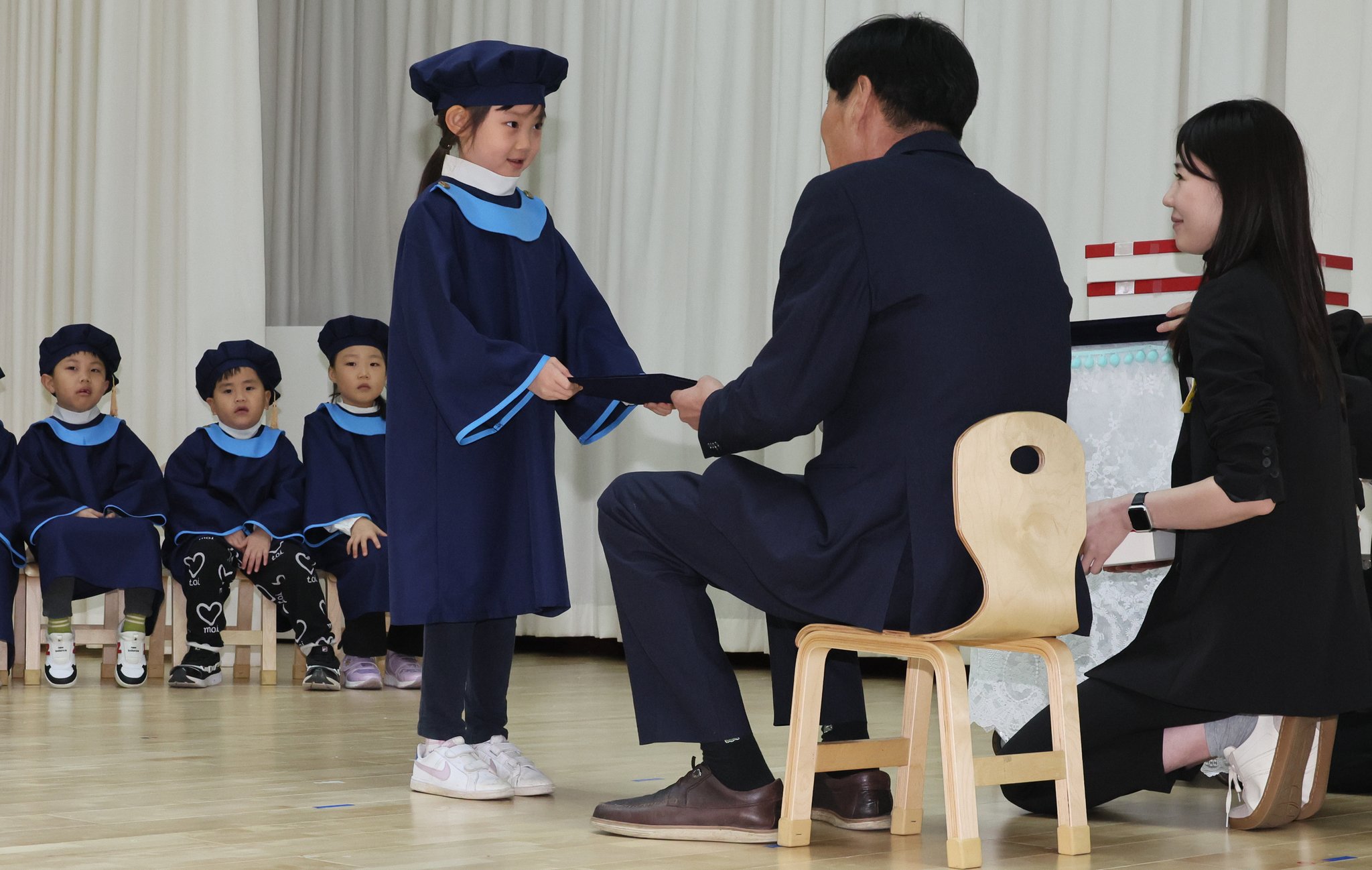 이날 김재윤 금정구청장이 원아들의 눈높이 맞춰 졸업장을 수여하고 있다. 송봉근 기자