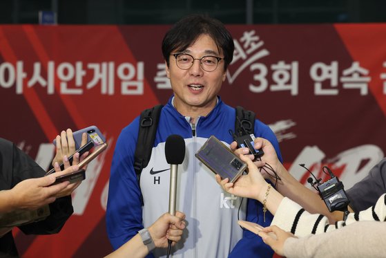 황선홍 감독은 지난해 항저우 아시안게임에서 3연패를 달성하며 대표팀 지도 리더십을 입증했다. 뉴스1
