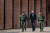 사진은 조 바이든 미국 대통령(가운데)이 2023년 1월 8일 텍사스주의 미국-멕시코 국경을 방문해 미국 세관 및 국경보호국 직원과 대화하는 모습. AFP=연합뉴스