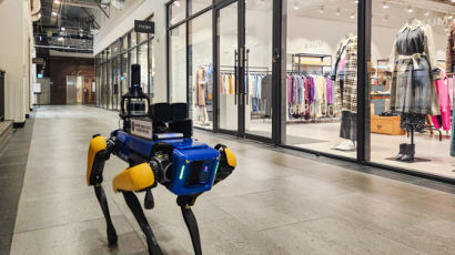[사진] 쇼핑몰 순찰하는 로봇 개 ‘스폿’