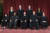2022년 10월 7일(현지시간) 미국 워싱턴 DC의 연방 대법원 건물에서 연방 대법관들이 커탄지 브라운 잭슨 대법관의 부임 후 단체 기념사진을 찍고 있다. 앞줄 왼쪽부터 소니아 소토마요르 대법관, 클래런스 토마스 대법관, 존 로버츠 대법관(대법원장), 새무얼 앨리토 대법관, 엘리나 케이건 대법관. 뒷줄 왼쪽부터 에이미 코니 배럿 대법관, 닐 고서치 대법관, 브렛 캐버노 대법관, 커탄지 브라운 잭슨 대법관. AP=연합뉴스
