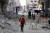 한 소녀가 폐허로 변한 가자지구 거리를 걷고 있다. 신화=연합뉴스