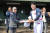 두산의 일본 미야자키 스프링캠프지를 찾은 박정원 두산그룹 회장(왼쪽)이 주장 양석환에게 격려금을 전달하고 있다. 사진 두산 베어스