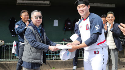 두산 구단주 박정원 회장, 일본 캠프 방문…"베어스다운 야구 해달라"