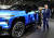조 바이든 미국 대통령이 2022년 9월 14일(현지시간) 미시건주 디트로이트에서 열린 자동차 전시회를 찾아 제너럴모터스(GE)의 쉐보레 실버라도 전기차를 살펴보고 있다. 로이터=연합뉴스