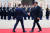 에마뉘엘 마크롱 프랑스 대통령(왼쪽)이 지난달 27일 파리 엘리제궁을 공식 방문한 카타르 국왕 셰이크 타밈 빈 하마드 알타니와 악수하고 있다. AFP=연합뉴스