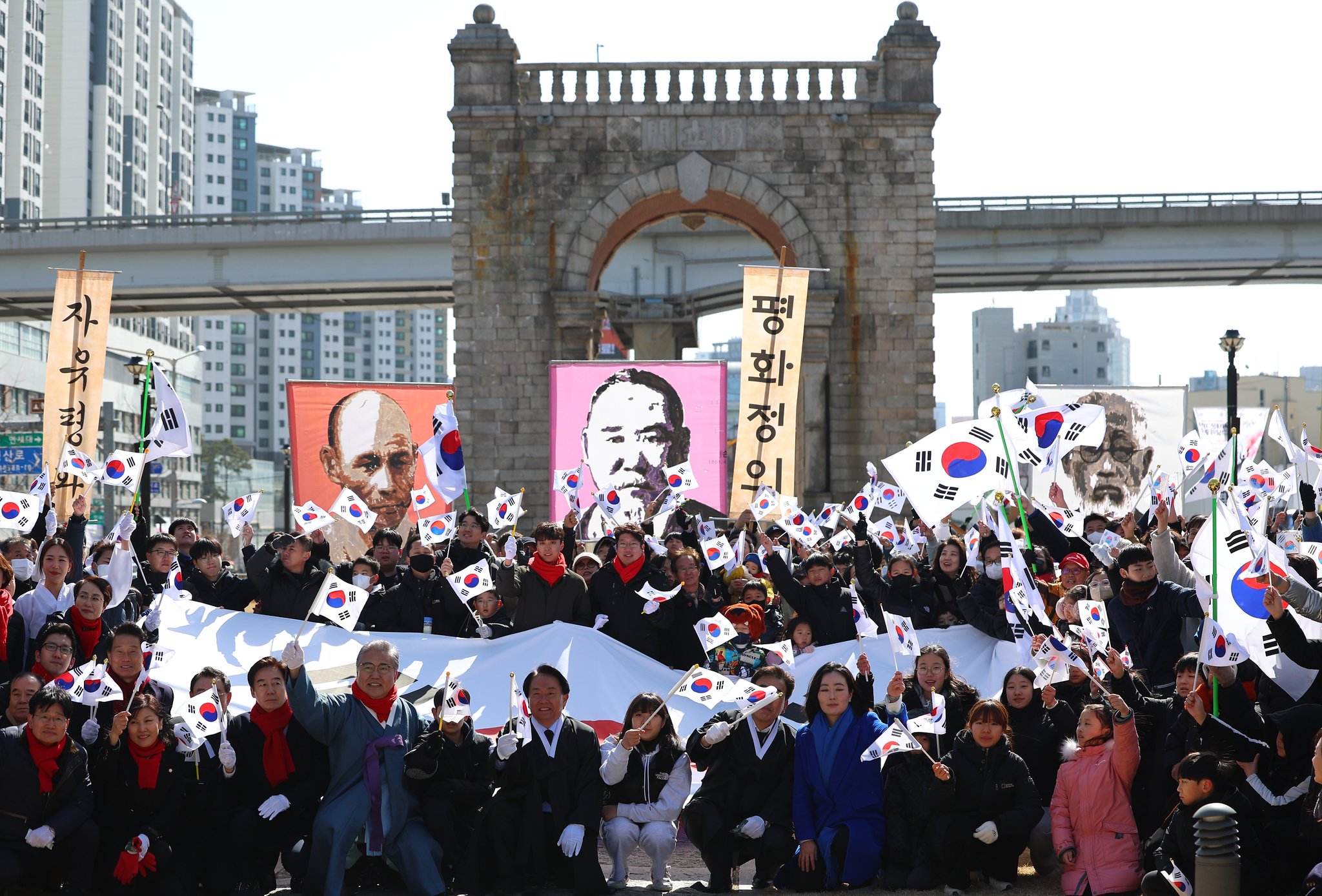 1일 서울 서대문구 독립문 앞에서 열린 3·1독립만세운동 행진에 참가한 시민들. 연합뉴스 