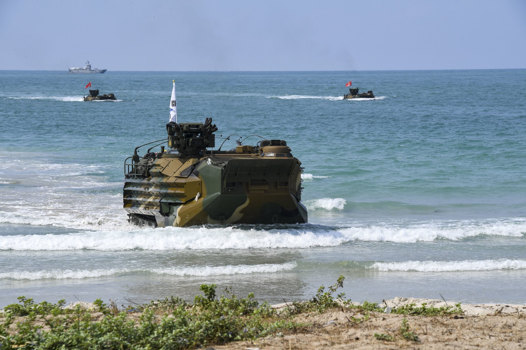 지난 1일(현지시간) 태국 촌부리주 핫야오 해안 일대에서 열린 코브라골드에서 해병대 상륙돌격장갑차(KAAV)가 상륙하고 있다. 사진 해병대