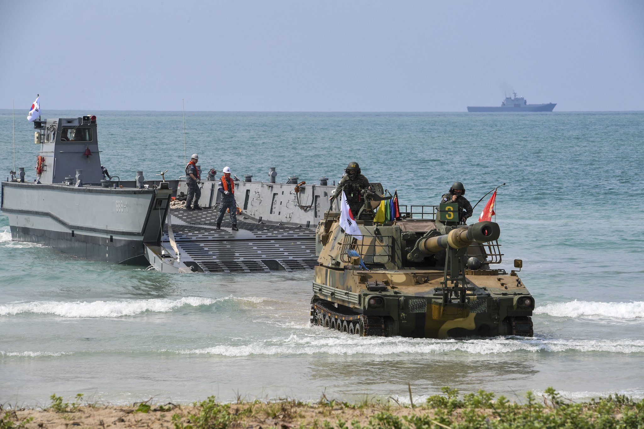 지난 1일(현지시간) 태국 촌부리주 핫야오 해안 일대에서 열린 코브라골드에서 K-55 자주포가 상륙하고 있다.  사진 해병대