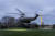 조 바이든 미국 대통령이 1일(현지시간) 백악관에서 전용 헬리콥터인 마린원을 타고 주말을 보내기 위해 캠프 데이비드 별장으로 이동하고 있다. AP=연합뉴스