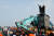 인도 펀자브 주와 하리아나 주 사이의 국경인 샴부 근처에서 농부들이 시위 중 굴착기 위에 올라서 있다. 로이터=연합뉴스