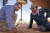 영화 '듄: 파트2' 촬영 당시 로케이션 현장을 둘러보고 있는 드니 빌뇌브 감독(왼쪽). “시각효과의 강력한 협력자는 자연이라고 생각한다. 그래서 실제 로케이션을 촬영하려고 하고 가능한 한 자연을 담아내려고 한다”고 언급했던 그는 요르단과 아랍에미리트의 신비로운 사막의 모습을 영화 속 사막 행성 모습에 포착해냈다. 사진 워너브러더스 코리아