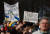 지난달 24일 독일 베를린에서 열린 우크라이나 지지 집회에서 한 참석자가 "우크라이나에 타우러스 미사일을 공급하라"고 적힌 손팻말을 들고 있다. AFP=연합뉴스