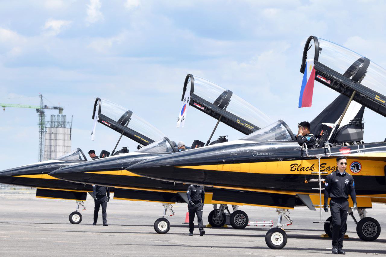 공군 블랙이글스의 T-50B와 필리핀 공군의 FA-50PH 조종사들이 3일 필리핀 클락 공군기지에서 한-필리핀 수교 75주년을 축하하는 우정비행을 마친 뒤 양국 국기를 펼쳐들고 있다. 사진 공군 