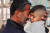 팔레스타인 남성이 3일 이스라엘 공습으로 사망한 쌍둥이 아기 나임과 위삼의 죽음을 애도하면서 아이를 안고 있다. AFP=연합뉴스