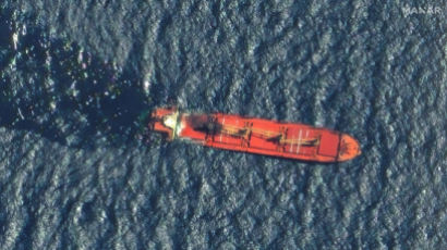 홍해엔 수만㎞ 기름띠…후티 공격 받은 英화물선 결국 침몰