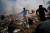 경찰이 시위대에 발사한 최루탄이 터지자 농민들이 엄폐물을 찾아 달려가고 있다. 로이터=연합뉴스