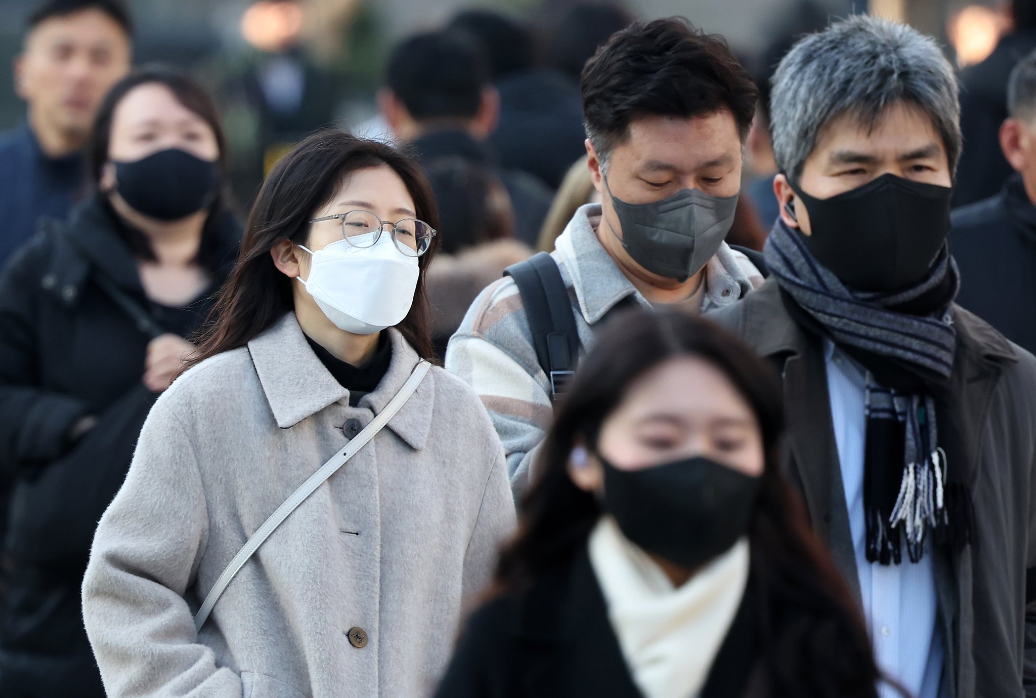 4일 오전 서울 종로구 세종대로 사거리에서 마스크를 착용한 시민들이 발걸음을 옮기고 있다. 뉴시스