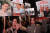 2일(현지시간) 이스라엘 인질들의 초상화를 들고 있는 시위자들이 예루살렘 총리 관저 앞에서 팔레스타인 하마스에 의해 억류된 인질들을 석방토록 해 달라고 정부에 압력을 가하는 시위를 벌이고 있다. AFP=연합뉴스