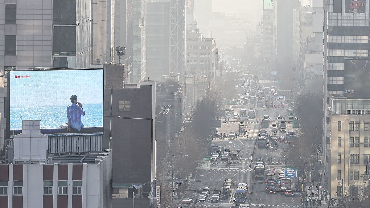 전국 대부분 지역에서 초미세먼지 농도가 '나쁨' 수준을 보인 4일 오전 서울 종로구 일대가 뿌옇게 보이고 있다. 뉴스1