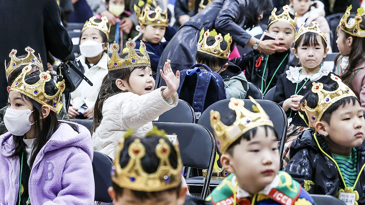 4일 서울 영등포구 문래초등학교에서 열린 입학식에서 1학년 학생이 손을 흔들며 인사하고 있다. 뉴시스