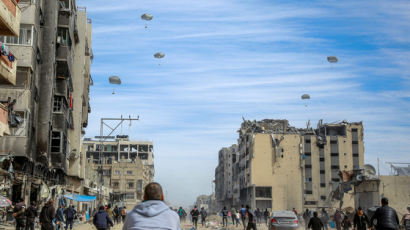 [사진] 미국, 군용기로 가자지구에 구호품 긴급 투하