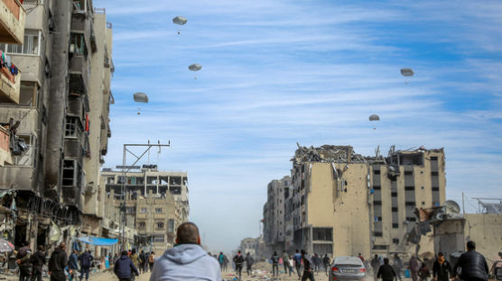 [사진] 미국, 군용기로 가자지구에 구호품 긴급 투하