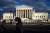 지난 1월 4일(현지시간) 미국 워싱턴 DC에 있는 연방 대법원 건물 앞을 한 시민이 걷고 있다, EPA=연합뉴스
