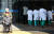 정부가 의료 현장을 집단 이탈한 전공의 7000여 명에 대한 면허정지 절차에 돌입한 4일 서울 시내의 한 대학병원에서 환자 옆으로 의료진들이 이동하고 있다. 뉴시스