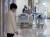 지난달 29일 서울의 한 대형병원에서 의료진이 발걸음을 옮기고 있다. 뉴스1