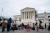  4일(현지시간) 미국 워싱턴 DC에 있는 연방 대법원 앞에서 언론사 취재진이 대기하고 있다. 신화=연합통신