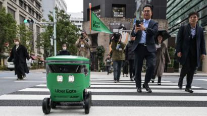 [사진] 도쿄 중심가에 뜬 우버이츠 배달 로봇