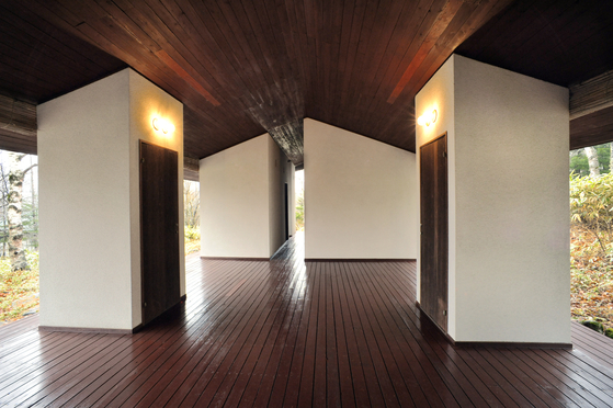 야마모토 리켄의 초기작 야마카와 빌라(1977). 일본 나가노의 여름 별장으로 설계히한 이곳은 지붕 아래 벽이 없이 방들만 따로따로 있는 독특한 구조다. 사진 도미오 오하시, 프리츠커상