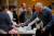 5일(현지시간) 미국 유타주 프로보의 한 초등학교에서 열린 공화당 경선에서 유권자들이 투표 절차를 밟고 있다. AFP=연합뉴스