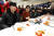한동훈 국민의힘 비상대책위원장(앞줄 왼쪽 둘째)이 5일 충북 청주시 서원대학교를 방문해 학생들과 오찬 간담회를 하고 있다. [뉴시스]