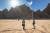 세계 최대 거울 건물 마라야을 찾은 관광객은 거울에 비친 바위산과 사막을 감상하고 사진을 찍으며 즐거운 시간을 보낸다.